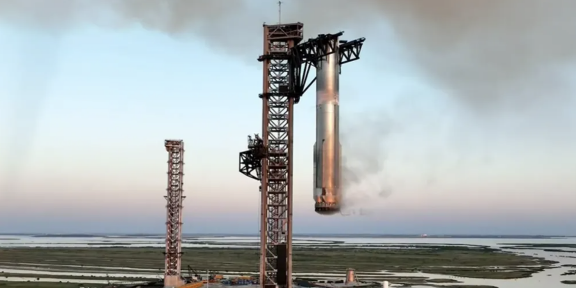 SpaceX впервые в истории поймала ускоритель ракеты в лапы «Мехазиллы»