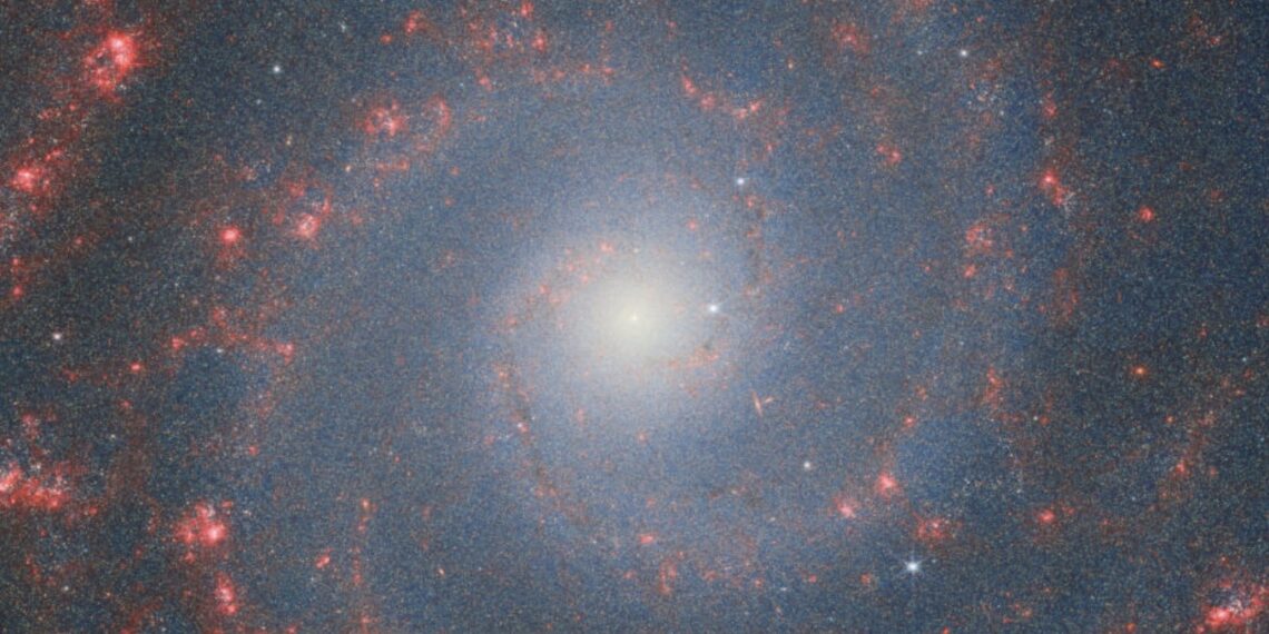 Галактика Фантом продолжает «рождать» новые звезды