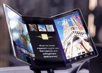 Смартфон-планшет Samsung Galaxy Z TriFold складывается втрое