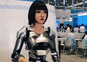 Китайские роботы-гуманоиды помогали посетителям саммита ШОС