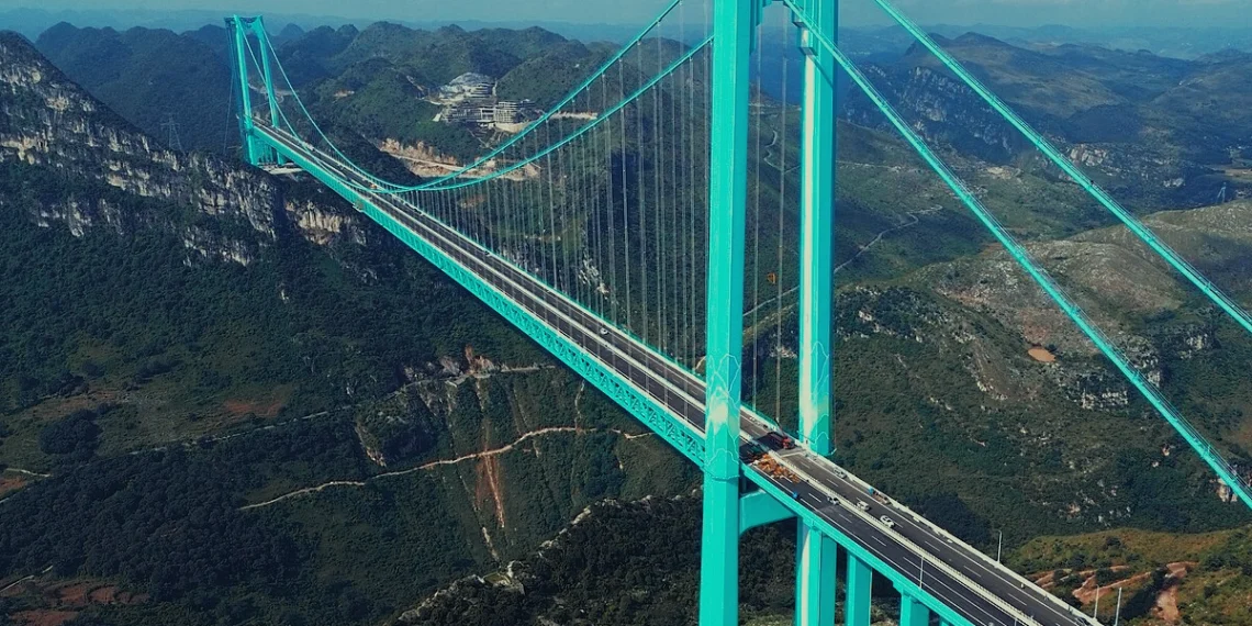 Самый высокий мост в мире открыли в Китае. Смотреть страшно