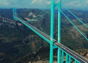 Самый высокий мост в мире открыли в Китае. Смотреть страшно