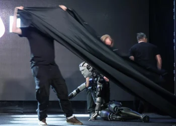 Почему российский робот Aidol упал со сцены?