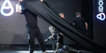 Почему российский робот Aidol упал со сцены?