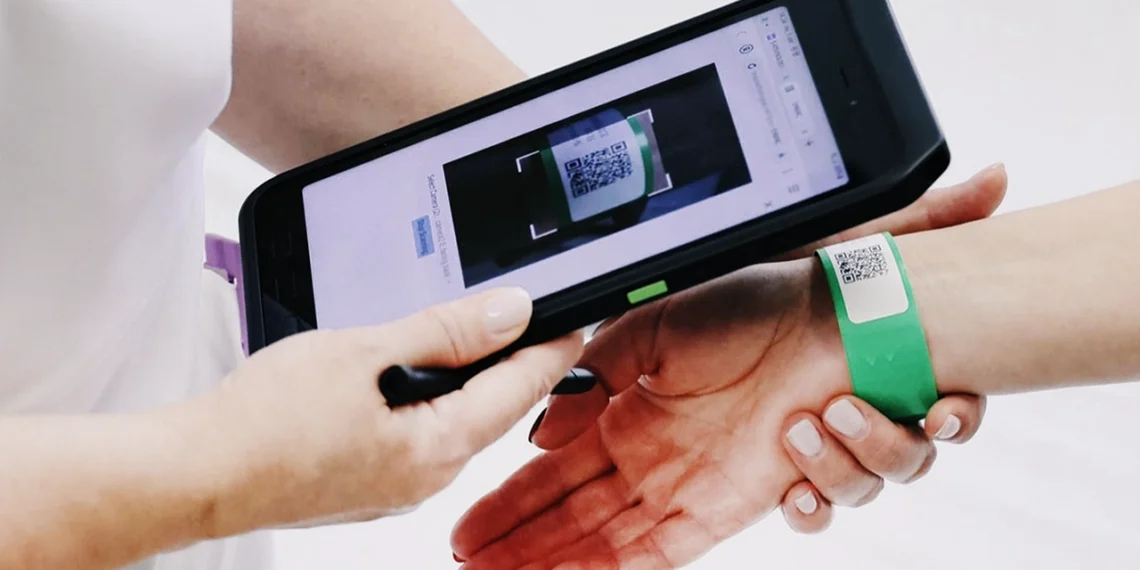 В больницах Москвы введены QR-браслеты для пациентов
