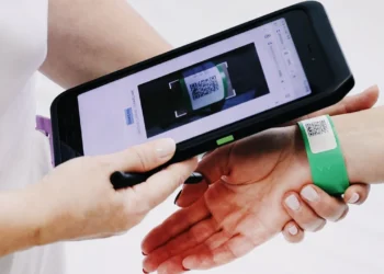 В больницах Москвы введены QR-браслеты для пациентов