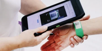 В больницах Москвы введены QR-браслеты для пациентов